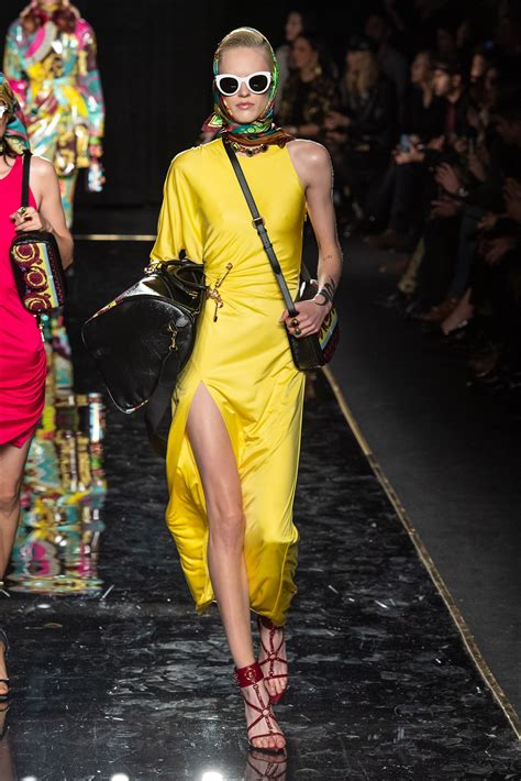 abito versace lilla e dorato 2019|Collezioni moda autunno 2019: la sfilata Versace a New York .